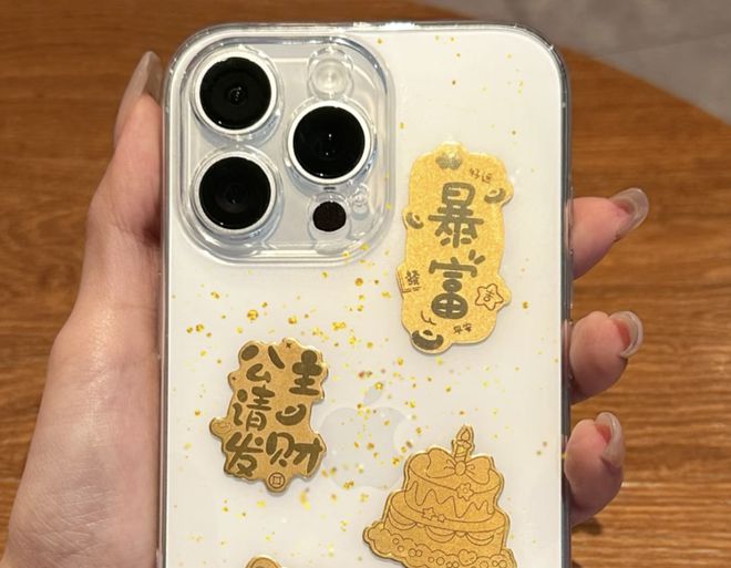 给手机“穿金戴银”爱游戏这届年轻人(图2)