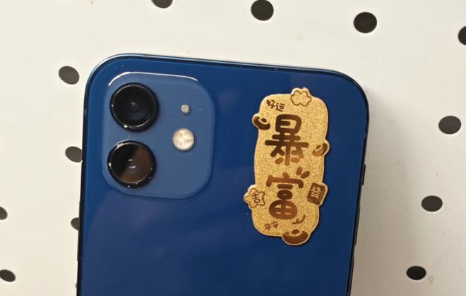 给手机“穿金戴银”爱游戏这届年轻人(图1)