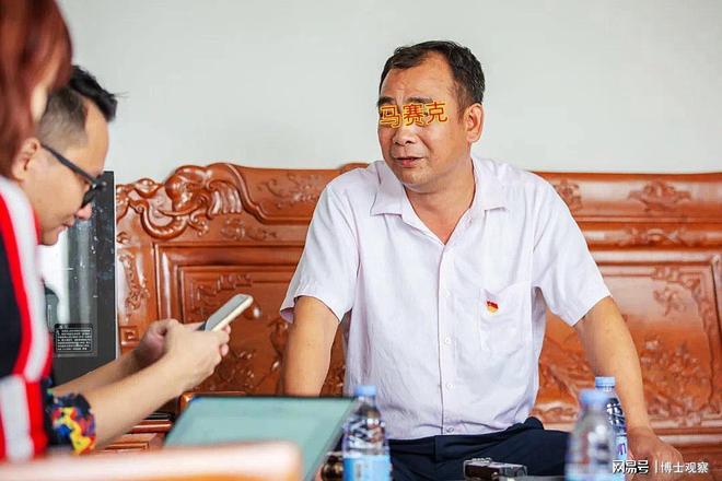 人床上色聊内容曝光艳照流出：其父是领导AYX爱游戏APP曝小学女老师出轨多(图1)